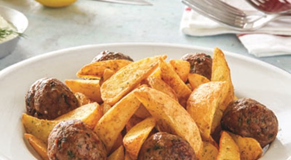 Mediterranean Potatoes με κεφτέδες φούρνου και ντιπ γιαουρτιού